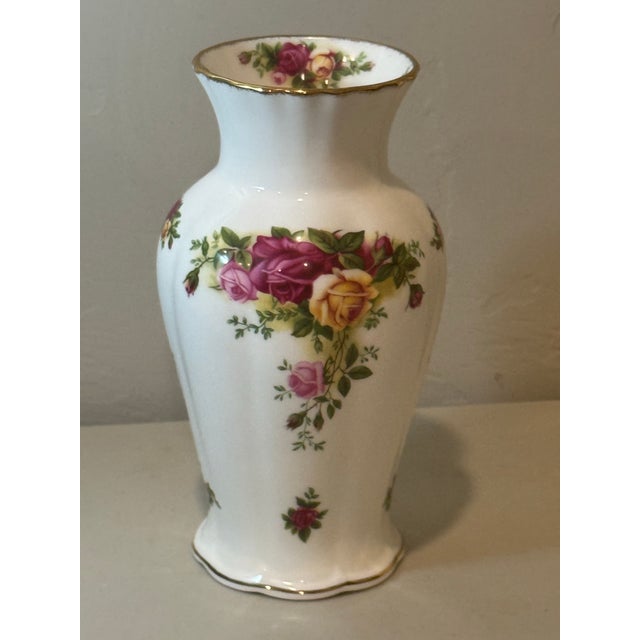 1960s 1962 Royal Albert Old Country Roses 7" Porcelain Vase Bone China For Sale - Image 5 of 12