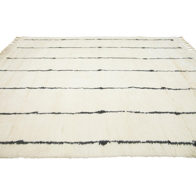 Modern Geometric Moroccan Style Wool Rug in Ivory For Sale In New York - Image 6 of 9