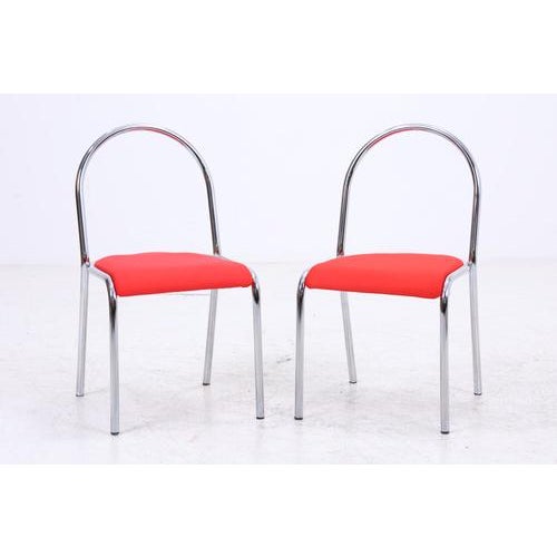 A beautiful set of two chrome chairs with a clean, technical design and typical mid-century lightness. The chrome-plated...