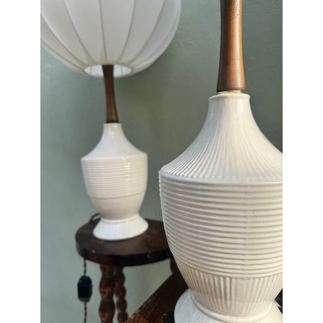 Mid-Century Modern White Ceramic Urn Table Lamps, a Pair — Restored With Custom Silk Globe Shades For Sale - Image 4 of 7