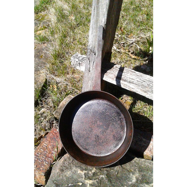 Antique Heavy Cast Iron 3 Legged Hearth Spider Skillet With Long Handle 1850s For Sale - Image 4 of 12