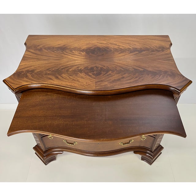 Late 20th Century EJ Victor Mahogany Serpentine Bachelor's Chest With Brushing Slide For Sale - Image 11 of 17