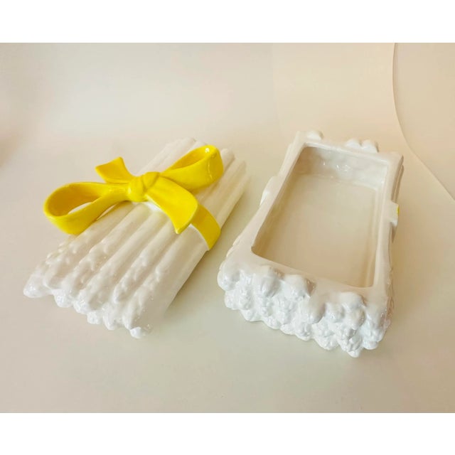 Vintage 1975 Fitz and Floyd White Trompe L’Oeil Asparagus Box With Yellow Bow For Sale - Image 6 of 8