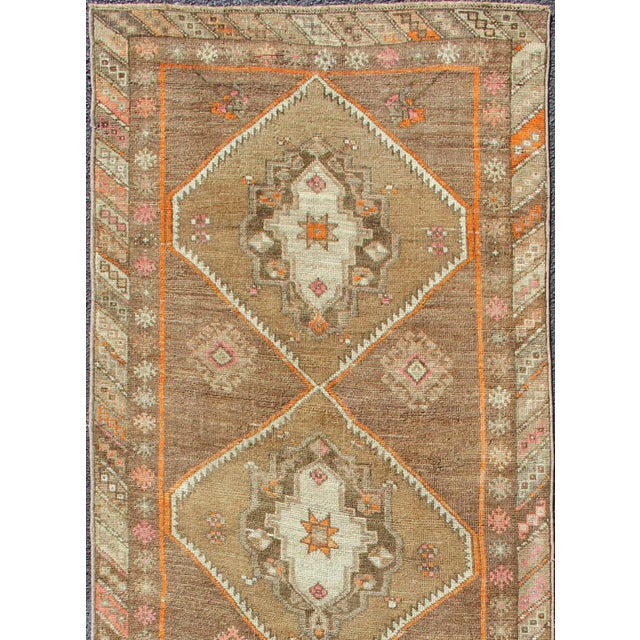 Vintage Turkish Oushak runner with floral medallions, Keivan Woven Arts / rug en-140350, country of origin / type: Turkey...