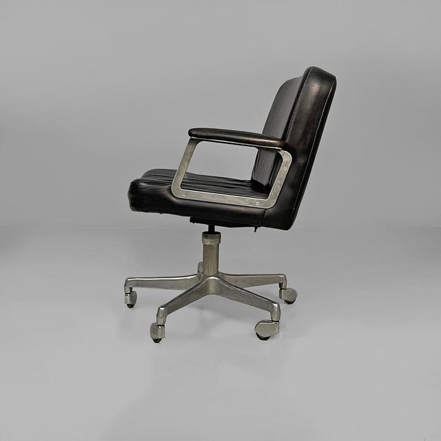 1970s Italian Modern Leather and Metal Armchair by Osvaldo Borsani for Tecno, 1970s For Sale - Image 5 of 18