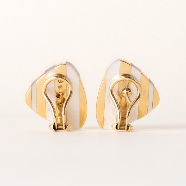 1980s 1980s Angela Cummings for Tiffany Striped Mother of Pearl 18k Gold Earrings, A Pair For Sale - Image 5 of 6
