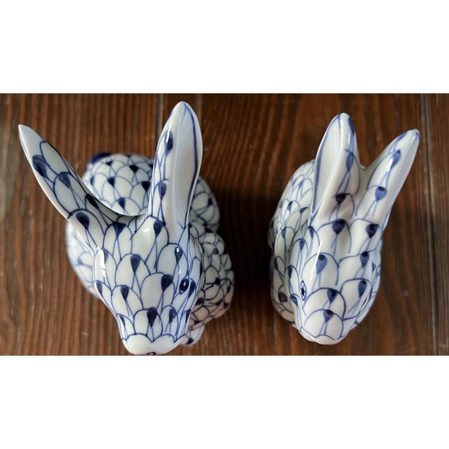 Herend Vintage MCM Herend Style Andrea Sadek Blue & White Fishnet Porcelain Bunny Rabbit Figurines -Set of 2 For Sale - Image 4 of 6