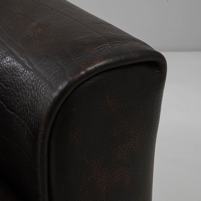 This 1960s Swiss leather DS-47 sofa by De Sede is an iconic example of the brands masterful approach to sculptural form...