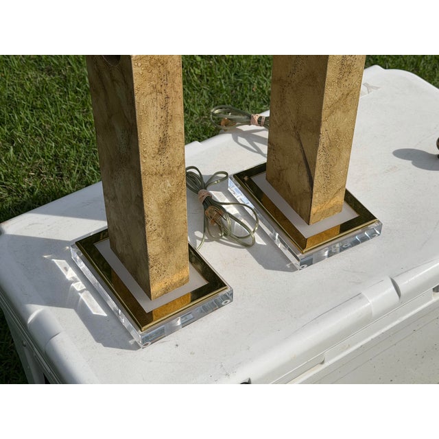 Vintage Modernist Table Lamps With Faux-Travertine Finish and Lucite Bases, a Pair For Sale In Naples, FL - Image 6 of 13