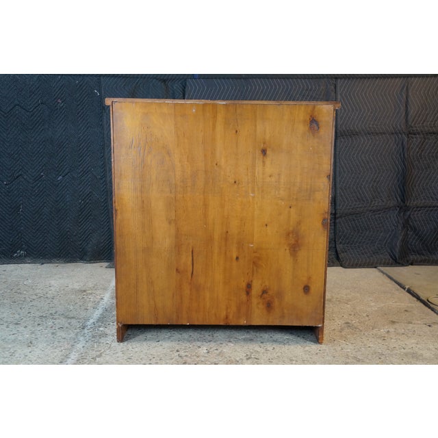 Vintage Early American Colonial Style Low Profile Scalloped Pine Bookcase Shelf For Sale - Image 12 of 16