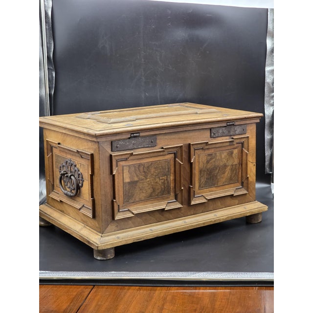 Brown Chest of Drawers in Walnut and Briar with Key, 1703 For Sale - Image 8 of 18