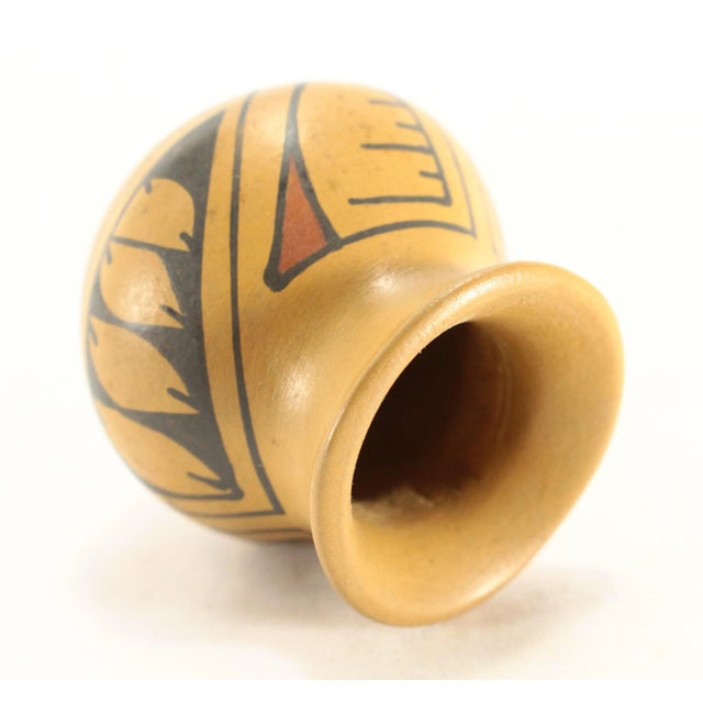 Rustic Mid-Century Native Style Mata Ortiz Pottery Diminutive Jar by Manuela Olivas For Sale - Image 3 of 9