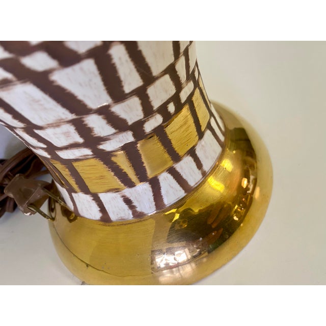 1960s Hollywood Regency Pottery Cream and Gold Glazed Tile Lamp For Sale - Image 9 of 9