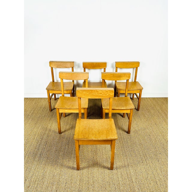 A magnificent set of six solid oak chairs with a simple and functional design typical of the 1950s and 60s. As former...