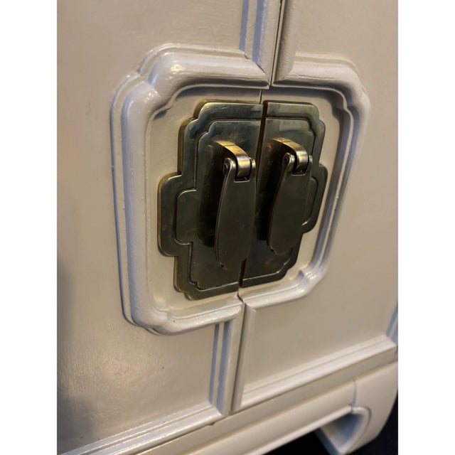 Late 20th Century Chinoiserie Ming Style Nightstand by Thomasville For Sale - Image 9 of 10