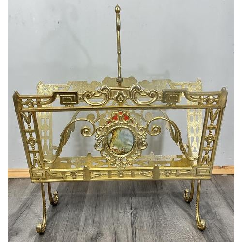 This elegant Vintage newspaper rack is crafted in decorative brass and presented in Good condition, showcasing ornate...