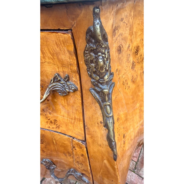 1970s Pair of French Louis XV Style Burl Wood Bombe Nightstands With Green Marble Tops & Bronze Mounts For Sale - Image 11 of 15