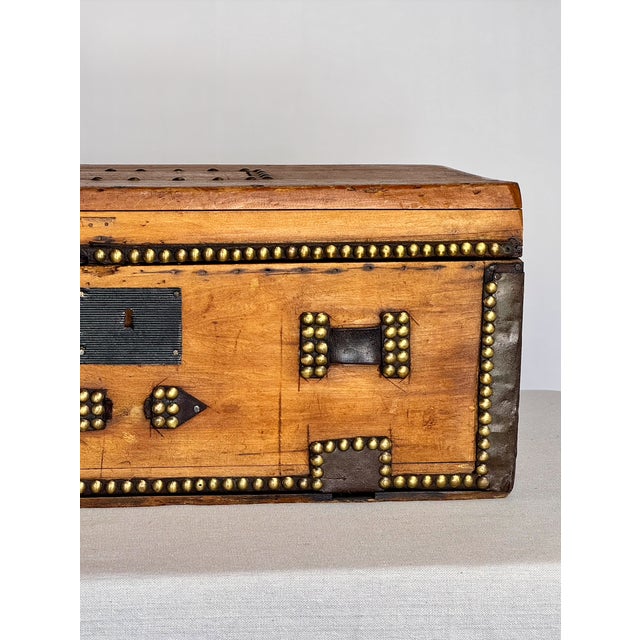 Early 20th Century 1900s Antique Trunk With Leather and Brass Details For Sale - Image 5 of 9