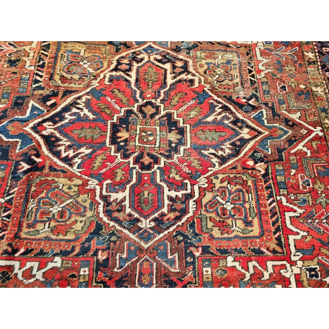 1900 - 1909 Vintage Persian Heriz Rug, Hand-Knotted Wool, Geometric Medallion Pattern, Red & Navy, 9x12 For Sale - Image 5 of 18