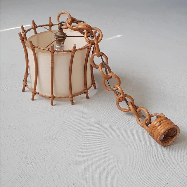 This French rattan pendant lamp from the 1960s is in good condition. Reminiscent of designs of the French designer Louis...