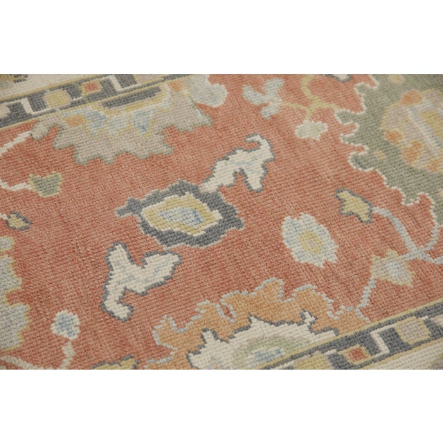 This modern Turkish Oushak rug is a stunning piece of art that has been handwoven using traditional techniques by skilled...