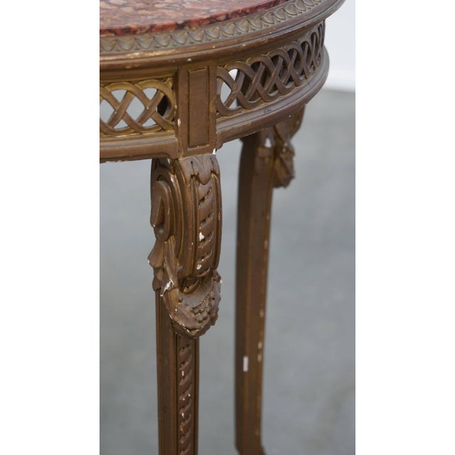 French Round Brocante Side Table with Gold-Colored Wooden Frame and Marble Top For Sale - Image 6 of 8