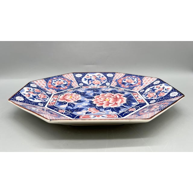 Fitz and Floyd 1970s Chinoiserie Toyo Japan Octagonal Imari-Style Blue and Pink Floral & Bird Platter For Sale - Image 4 of 14