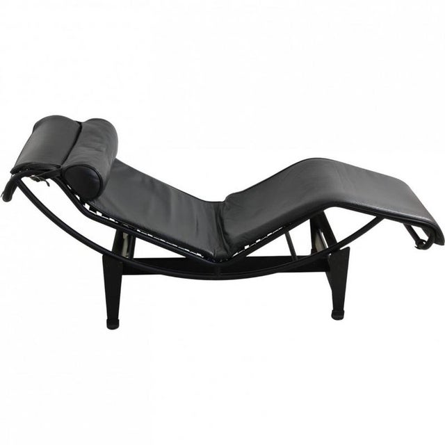 Le Corbusier LC4 chaise lounge upholstered in black leather and with a black frame. The chair is from the 2000s and...