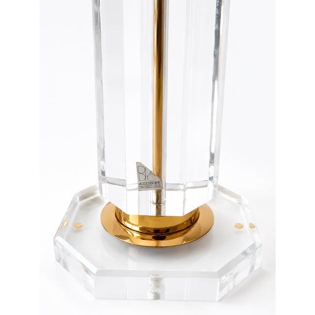 1970s Hollywood Regency Faceted Acrylic Crystal and Brass Table Lamp by Decco Accessories, 1970s For Sale - Image 5 of 7