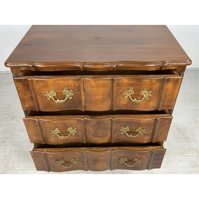 Vintage French Provincial Style Chest of Drawers For Sale In New York - Image 6 of 18