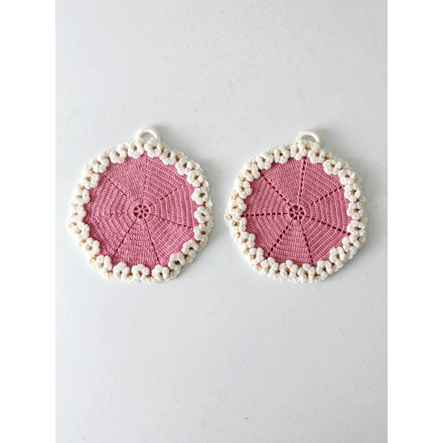 This is a pair of vintage crotchet pot holder. The sweet hand crotched set feature bright pink centers with white and...