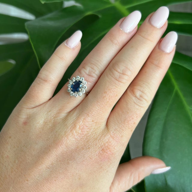 Contemporary Natural Sapphire and Diamond Daisy Ring, Size 5.75 For Sale - Image 3 of 4