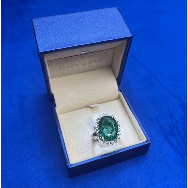 Metal Oval Shape Brilliant Cut Vivid Green Emerald Diamond Sun Ray Halo Set Ring, Size 7 For Sale - Image 7 of 10