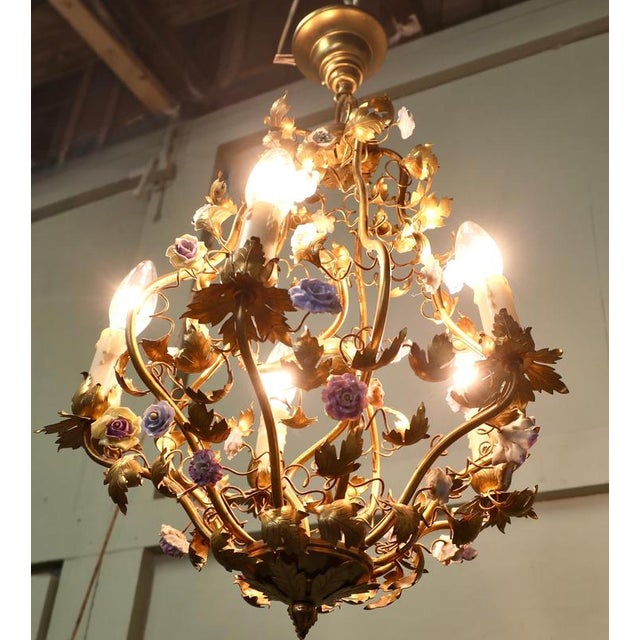 1930s French Toleware Gilt and Ceramic Flower 5-Bulb Chandelier, 1930 For Sale - Image 5 of 8