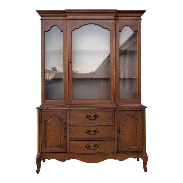Late 20th Century Queen Anne Style Wood and Glass China Hutch Cabinet For Sale