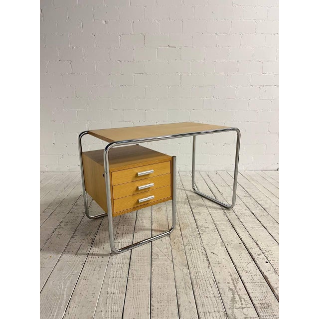 This classic design, S286, is by Bauhaus legend Marcel Breuer and was produced by Thonet. It features a chrome-plated...