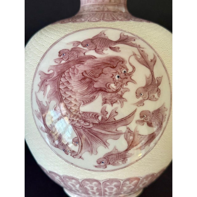 Fine Japanese Porcelain Vase with Carving by Makuzu Kozan Meiji Period For Sale In Atlanta - Image 6 of 18