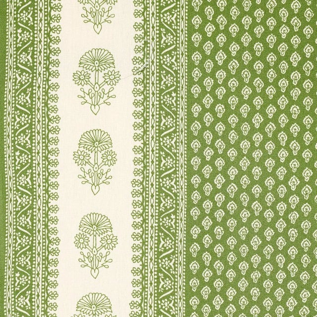 Schumacher x Mark D. Sikes Hyacinth Indoor/Outdoor Fabric in Leaf Green For Sale In New York - Image 6 of 6