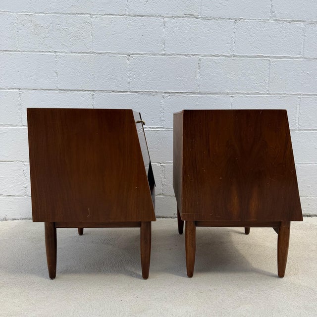American of Martinsville Mid 20th Century Pair of American of Martinsville “Dania” Walnut Drop-Down Mid Century Modern Nightstands For Sale - Image 4 of 12
