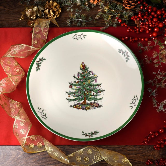 Perfect for casual meals during the holidays, this 14" round melamine platter features the iconic Spode Christmas Tree....