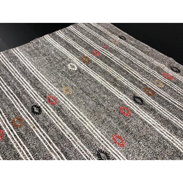 1960s Vintage Turkish Aztec Handmade Floral Patterned Area Kilim Rug- 5′3″ × 6′9″ For Sale - Image 10 of 11