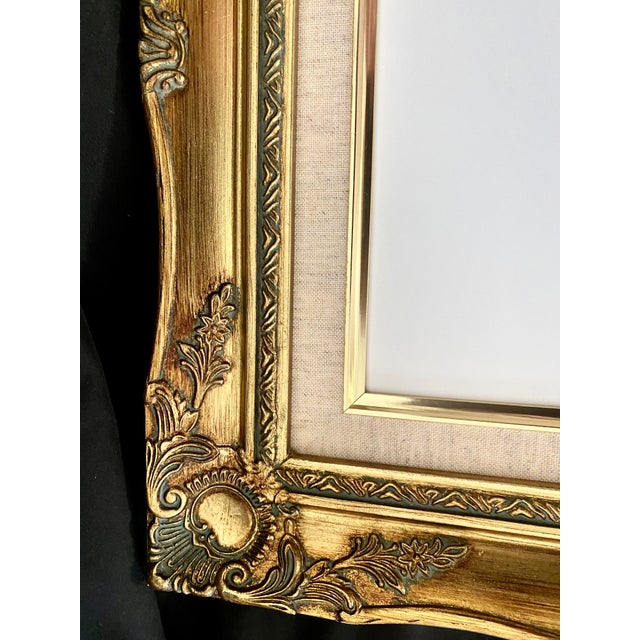 Vintage Classic Gold Gilt Style Wood Ornate Baroque/Rococo Style Frame Featuring a Built-in Linen Liner With Fillet Excellent Condition For Sale - Image 17 of 18