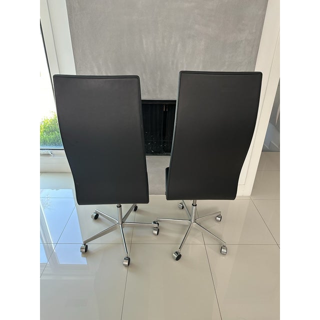 Mid-Century Modern Mid 20th Century Set of Two Fritz Hansen Oxford™ Chairs – Designed by Arne Jacobsen For Sale - Image 3 of 6