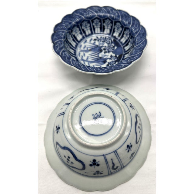 Rare Pair of 18th Century Chinese Export Blue and White Scalloped Bowls Long Eliza Motif For Sale - Image 4 of 15