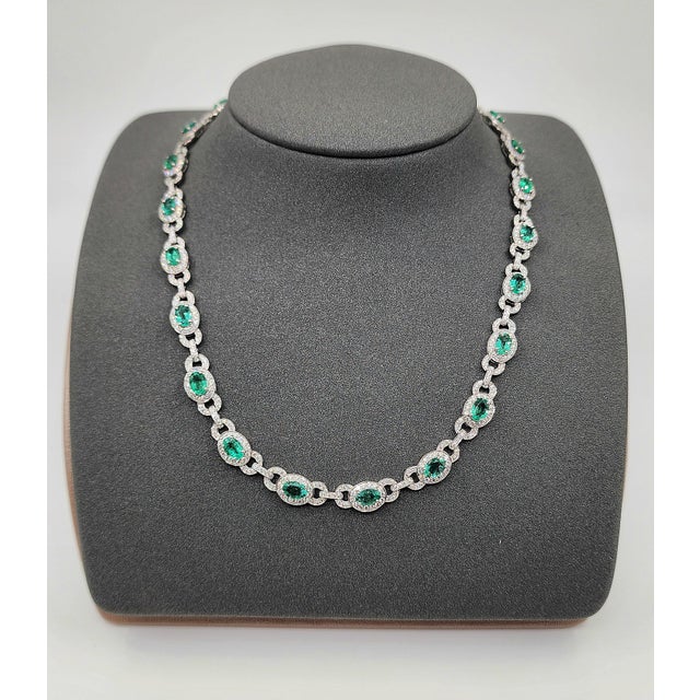 Modern 13.81 Ct Natural Emerald & Diamond Necklace For Sale - Image 3 of 8