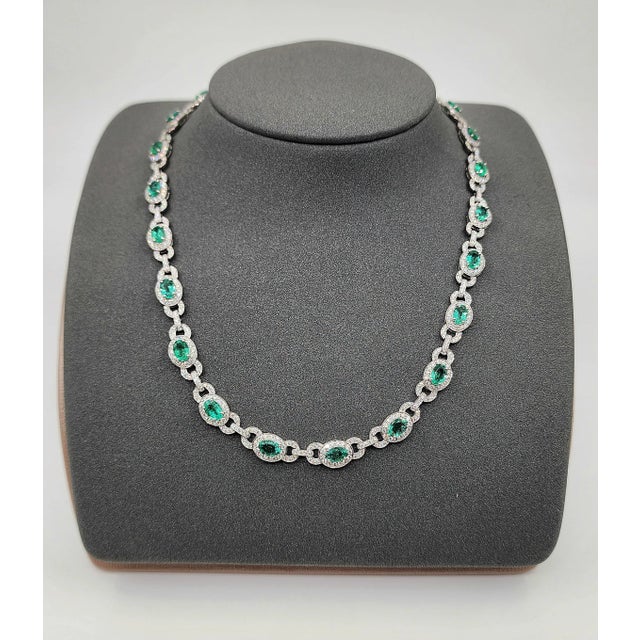 Modern 8.66 Ct Natural Emerald & Diamond Necklace For Sale - Image 3 of 8