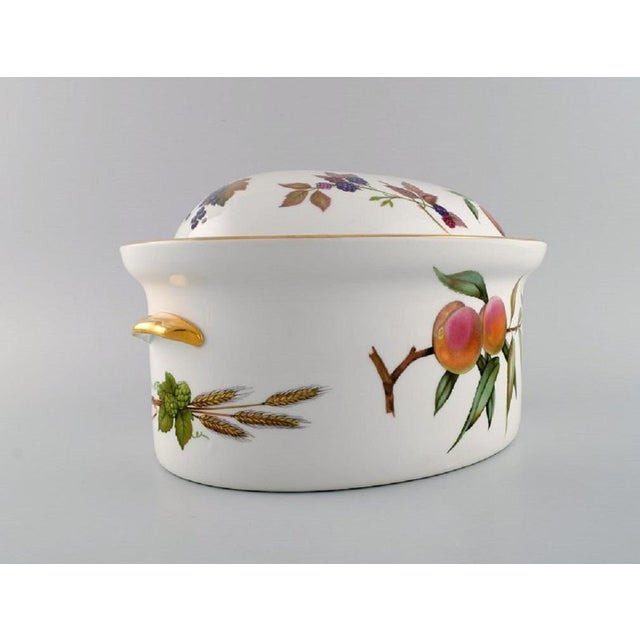 Ceramic English Large Evesham Lidded Tureen in Porcelain from Royal Worcester, 1980s For Sale - Image 7 of 9