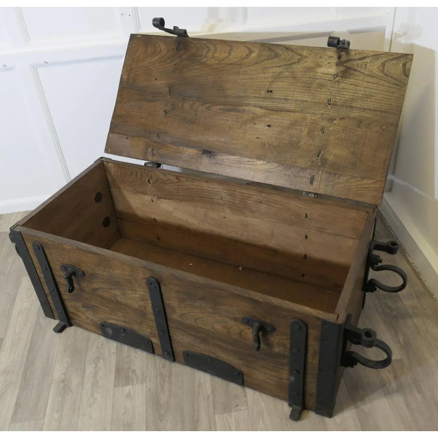 French Elm Cannonball Box with Iron Hasps and Carrying Hoops For Sale - Image 3 of 10