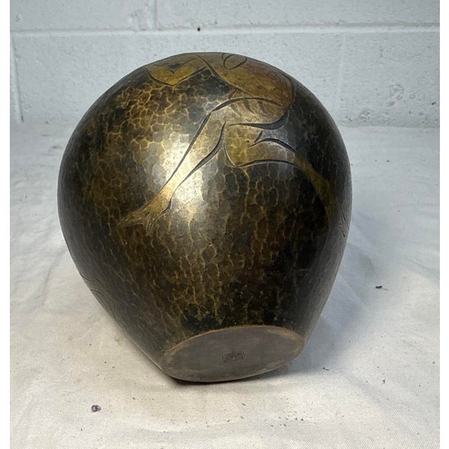 Antique Handmade Hammered Japanese Tooled Bronze Frog Scene Bronze Vase Urn For Sale - Image 12 of 14