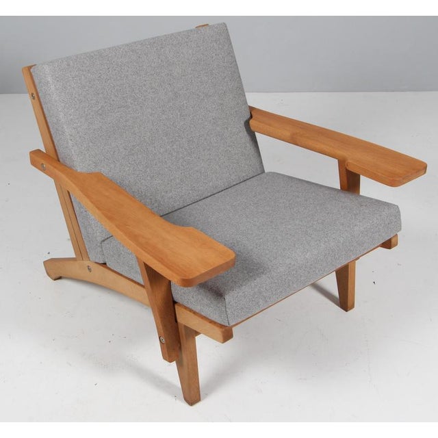 GE-370 Lounge Chair in Oak Frame and Hallingdal Wool by Hans J. Wegner for Getama, 1960s For Sale - Image 3 of 9